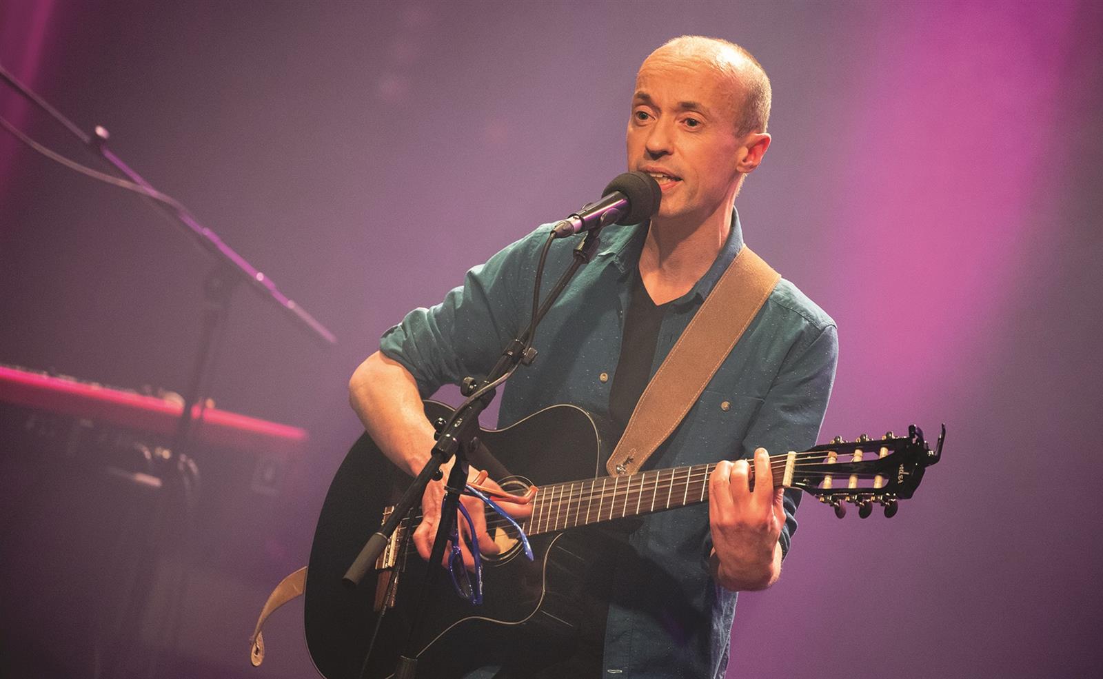 Spectacle musical : Frédéric Fromet se tient à ...