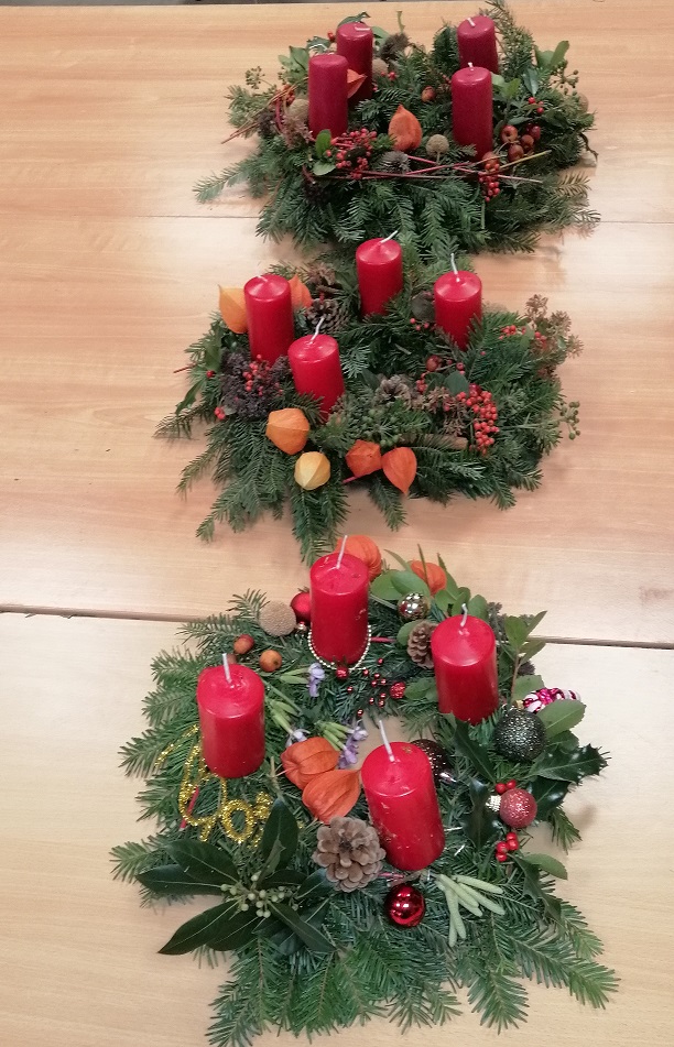 Atelier de fabrication d'une couronne de Noël