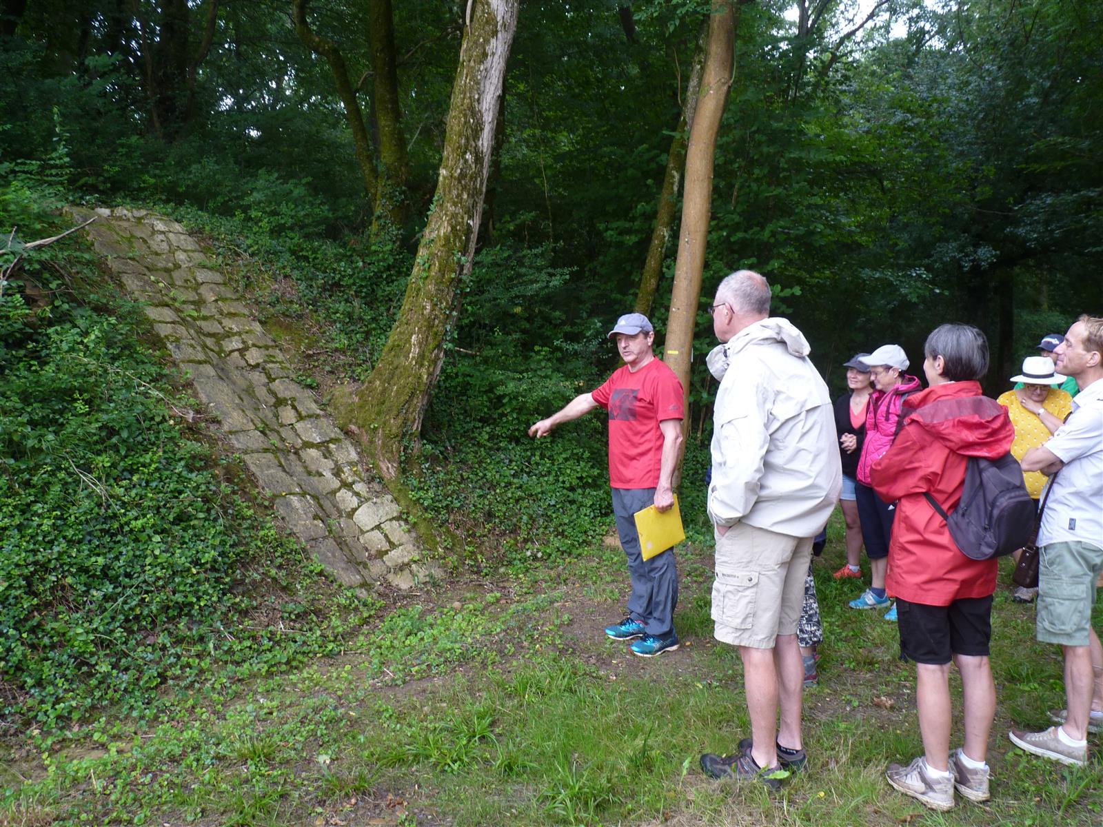 Balade sur le "chemin de la Ligne", visite d'u ...