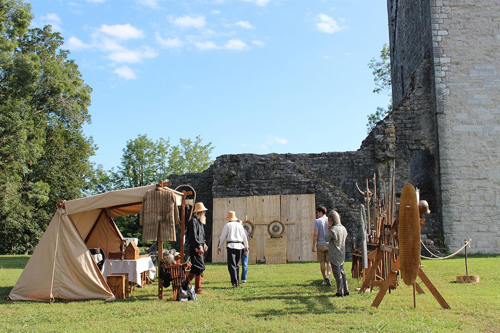 L'été au Château : Campement militaire et lanc ...