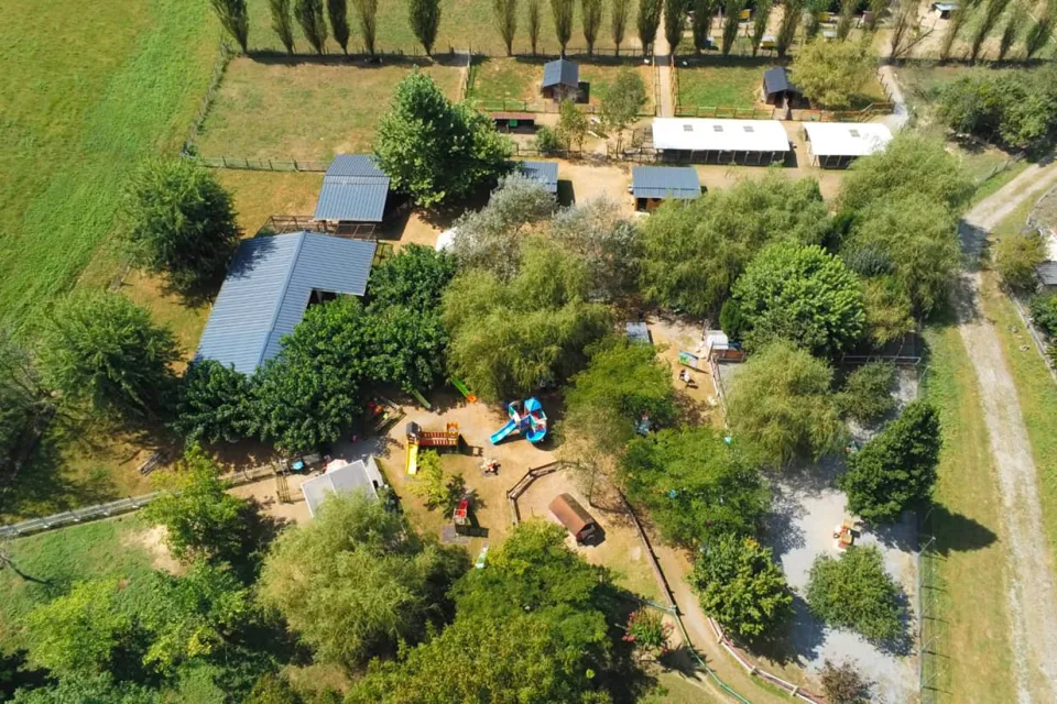 Un parc de loisirs pour enfants près de Lestel ...