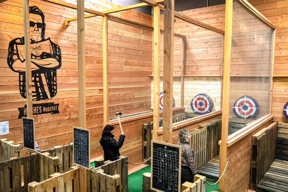 Babette Beer House - Pau Axe Thrower
