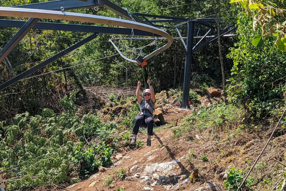 Nouvelle tyrolienne à virages Laruns Aventures