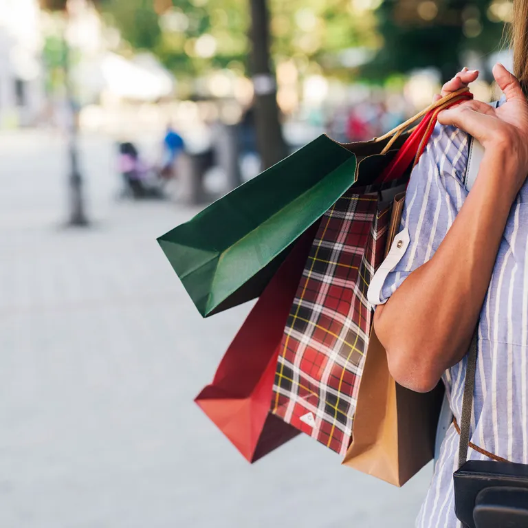 Shopping in Pau: a day that rhymes with window ...