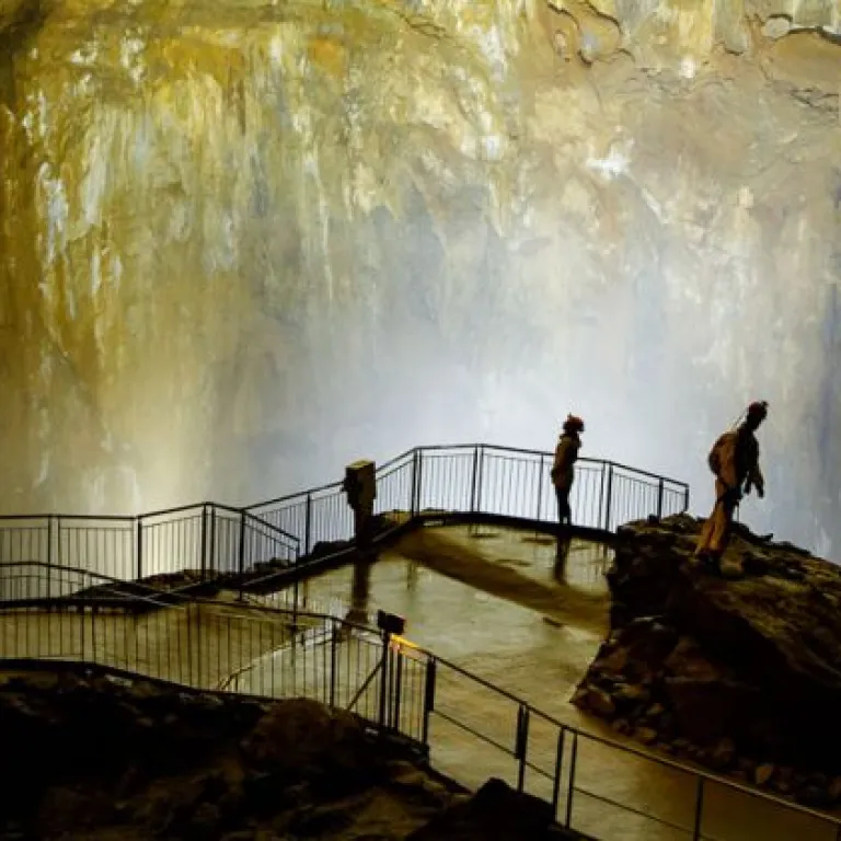 Unusual adventure in the bowels of the Earth: ...
