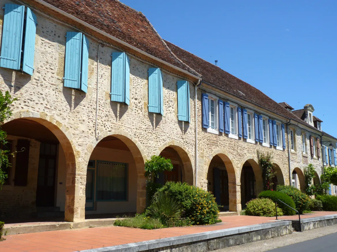 The beautiful arcades of the small bastide town of Arzacq - Photo © OT Coteaux Béarn Madiran