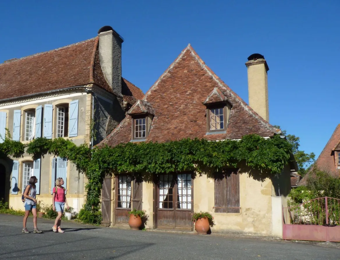 The pretty traditional houses of Conchez - Photo @ Guide Béarn Pyrénées