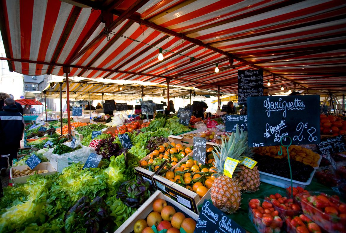 Market in Béarn Photo Colibri AdobeStock