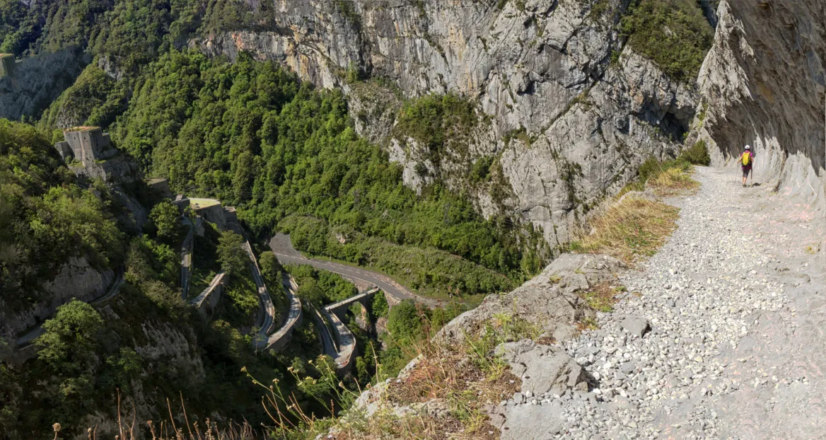 Fort du Portalet et chemin de la Mâture Photo : AdobeStock Philipimage