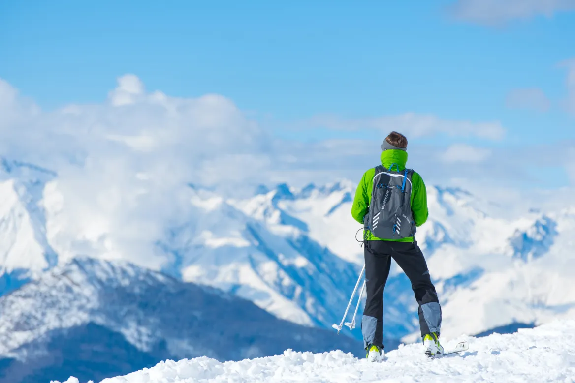 Skier pas cher en bearn photo : Alessio Soggetti Unsplash