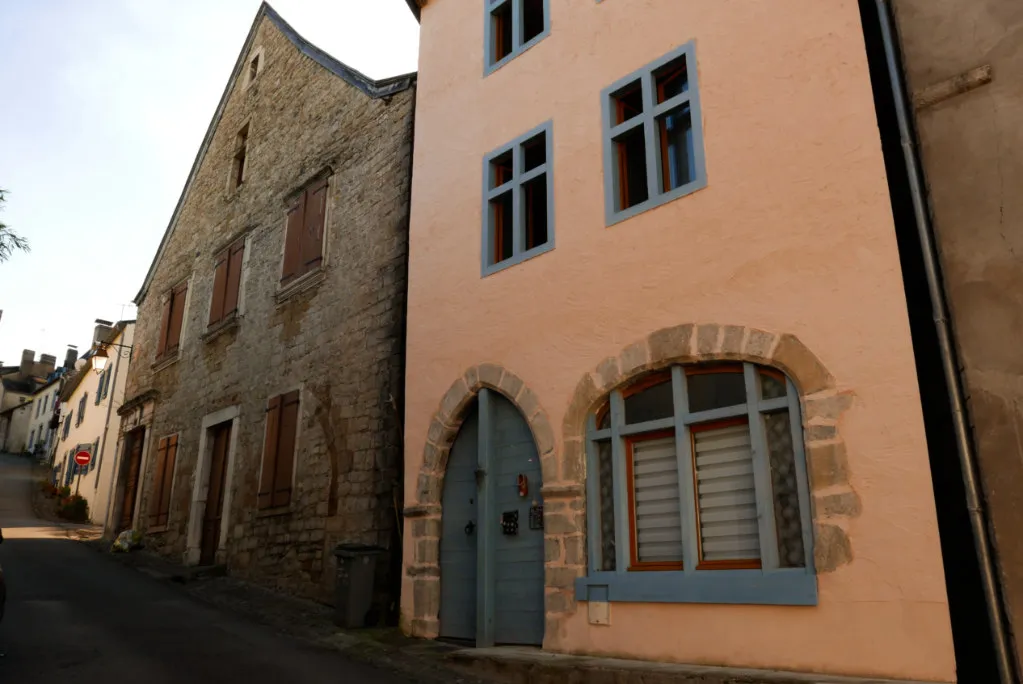 Un échantillon des belles maisons colorées de Oloron-Sainte-Marie