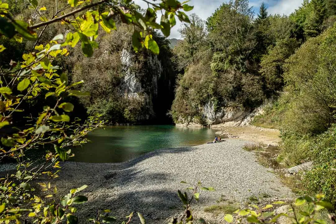A route to the Cave of the Lakes